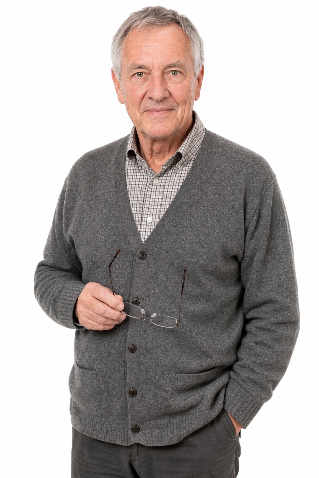 Älterer Herr mit Lesebrille in der Hand blickt freundlich und bestimmt in die Kamera