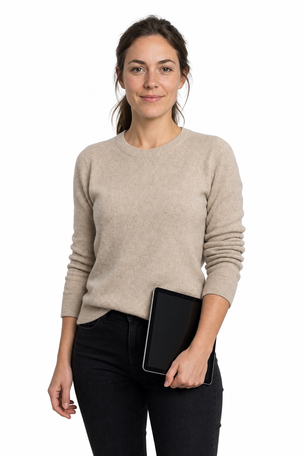 Junge Frau mit Tablet in der Hand blickt offen und selbstbewusst in die Kamera